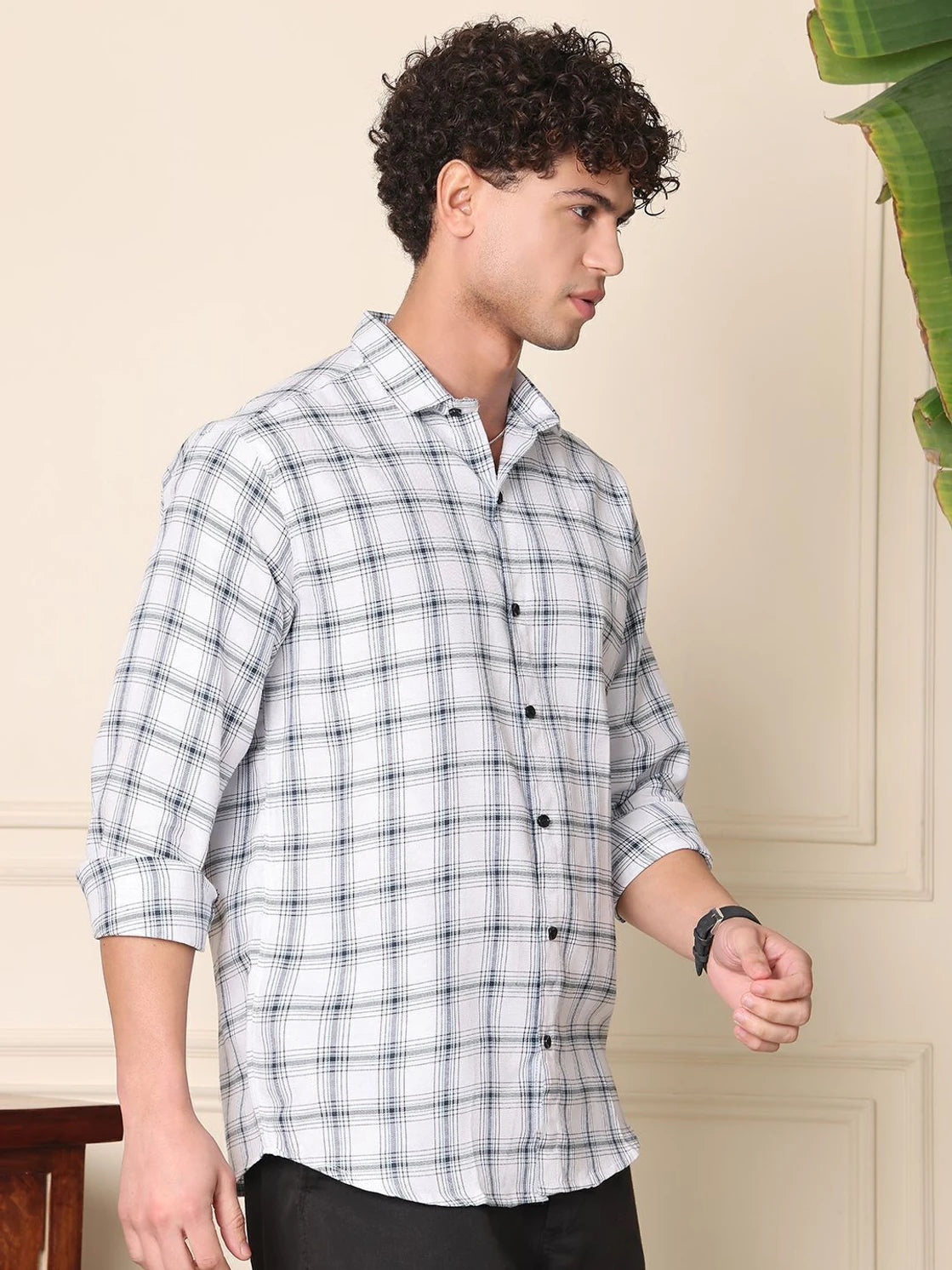 Men Regular Fit Solid Spread Collar Casual Shirt