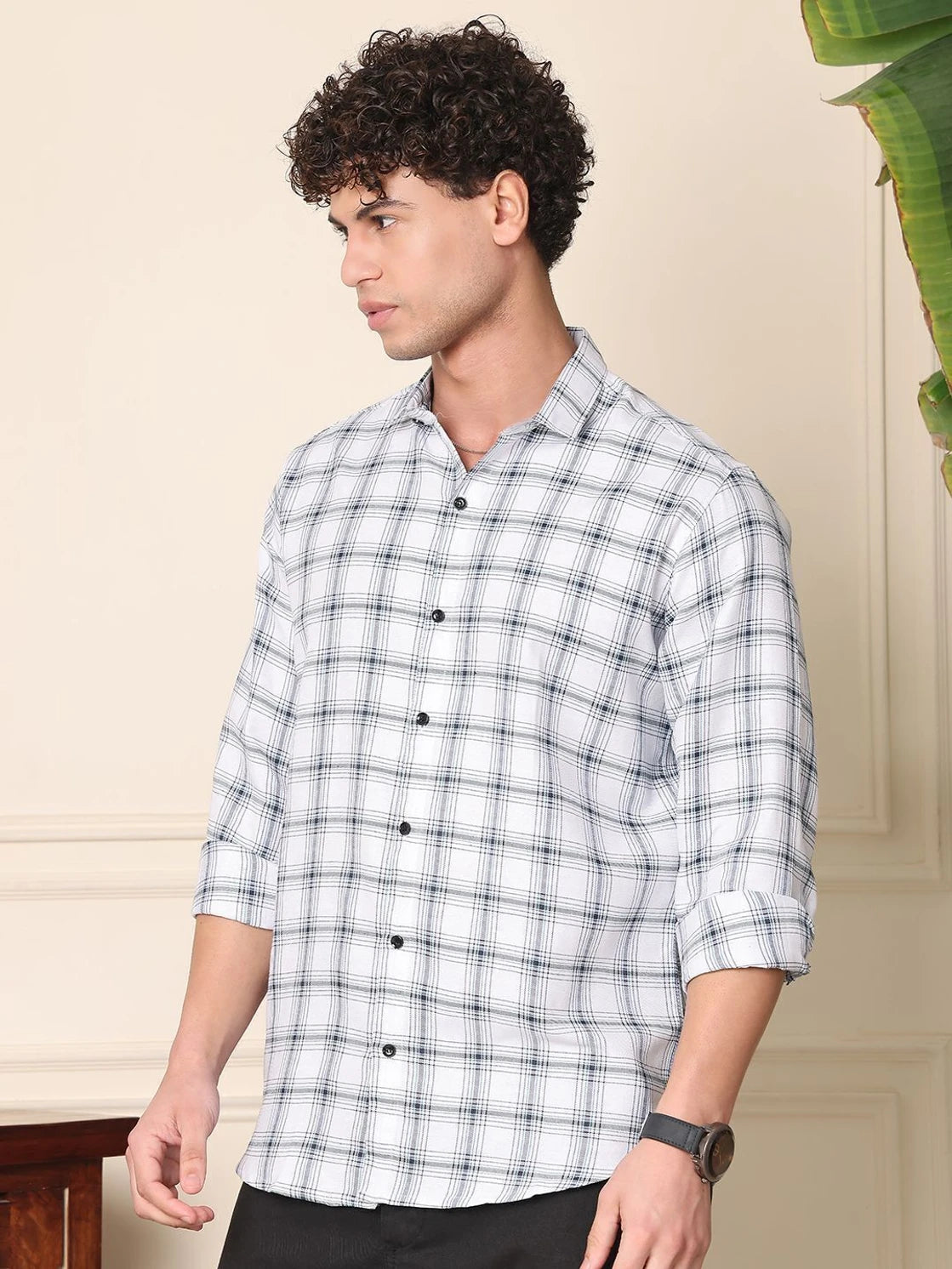 Men Regular Fit Solid Spread Collar Casual Shirt